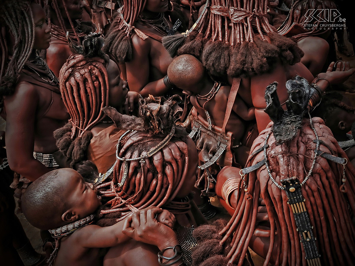 Omangete - Himba vrouwen met baby's Ik was op zoek naar een wat originele invalshoek en toen heb ik een paar foto's van bovenaf getrokken van een groepje vrouwen met hun baby's op hun rug. Je moet even moeite doen om het beeld te bekijken maar dan kan je de vele boeiende details ontdekken. Stefan Cruysberghs